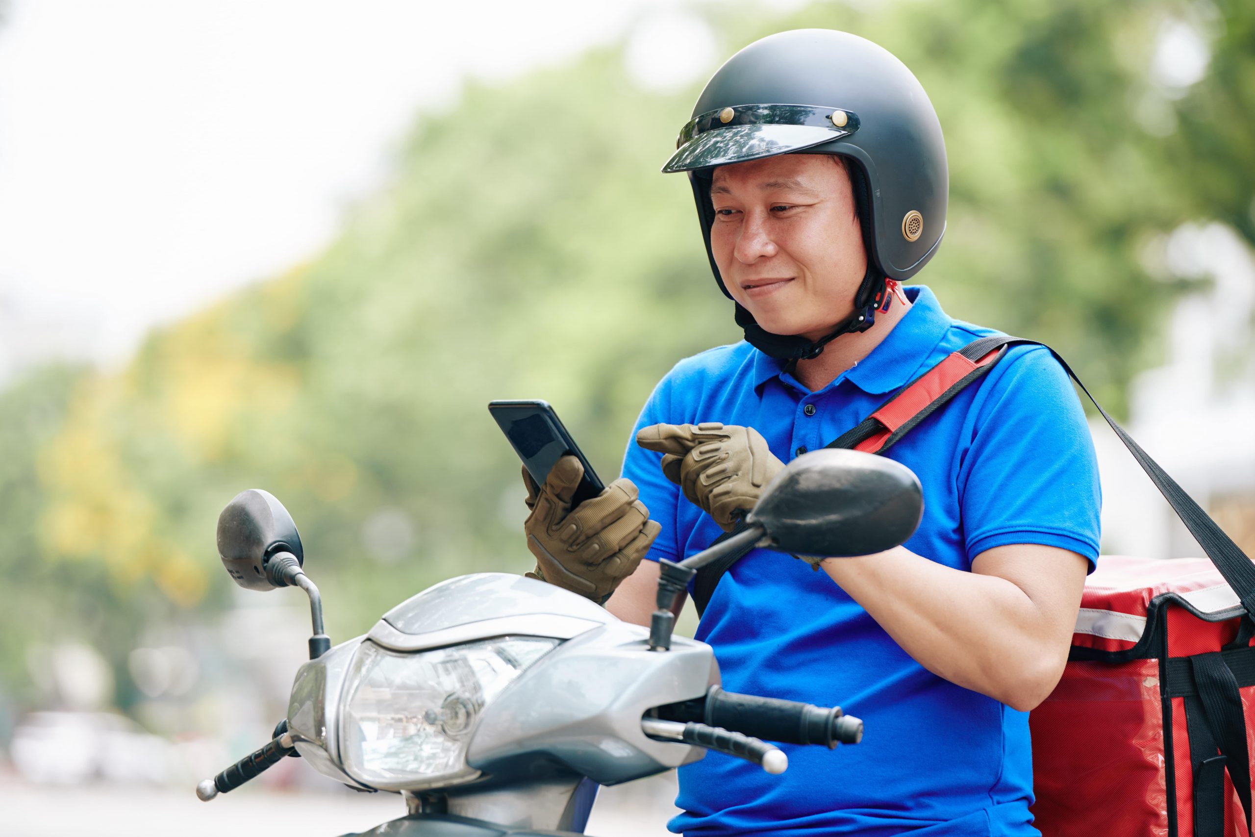 delivery-man-accepting-order-FT3RXAV-min